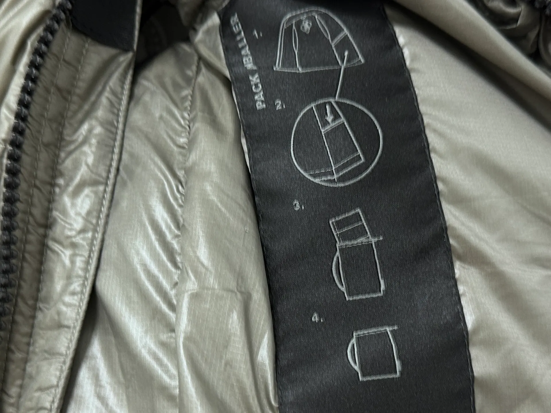 P560 [Canada Goose] Big Goose🦢Puff Down Vest has always been recognized as the warmest down jacket. Various Instagram celebrities, Internet celebrities, and celebrities often wear it for street photos. I make Canada Goose every year, but I still can't get rid of my love for it. No matter how cold the days are, there is no need to be afraid, because there is! Filled with 90% white duck down, it is the legendary warmest down jacket and is known as a must-have for Arctic outdoor sports! The most popular down jacket in the world, celebrities are rushing to buy it, it is a must-have! Size: XS-XL